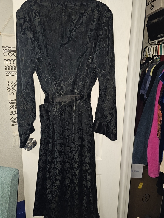 st moritz Other - St MORITZ VINTAGE Black Floral-Texture Long Sleeve Robe with Satin Trim